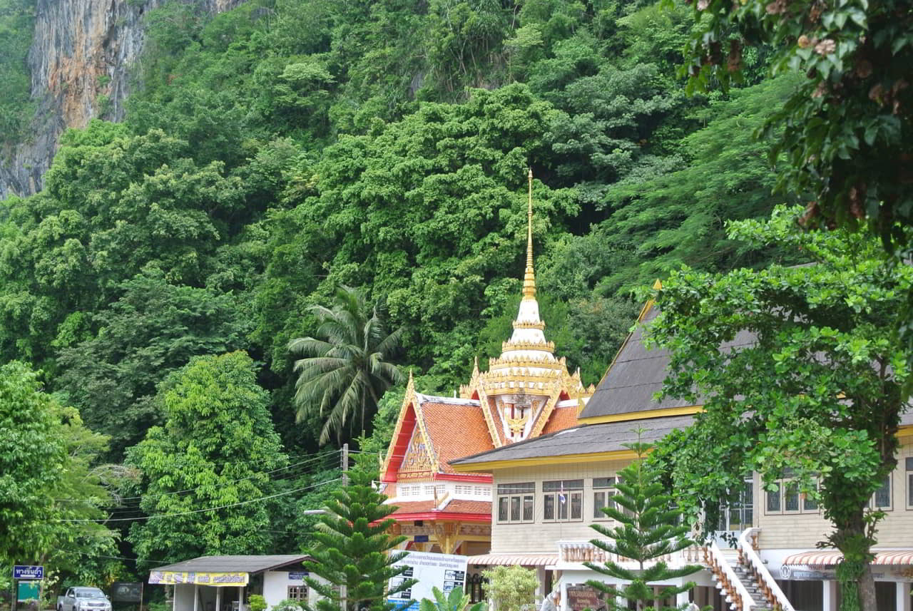 Temple niché au coeur de la forêt non loin de Chumphon