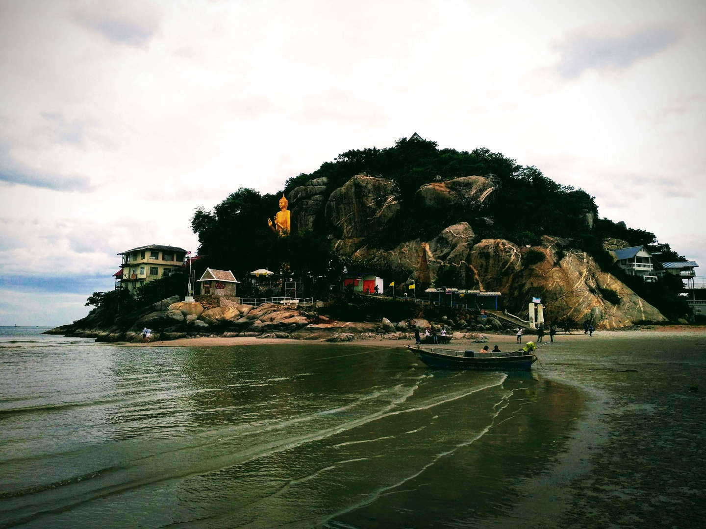 Khao Takiap à Hua Hin : temple sacré, Bouddha géant et singes en liberté