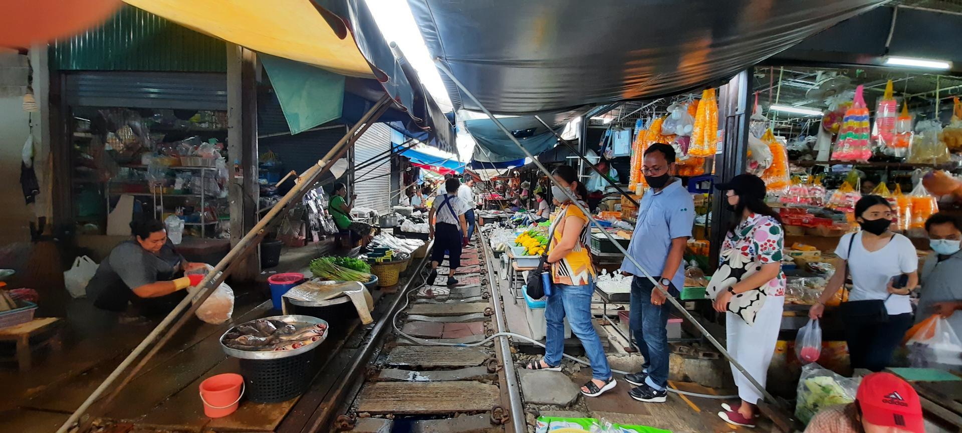 Mae Klong Railway Market : le marché traversé par un train en Thaïlande