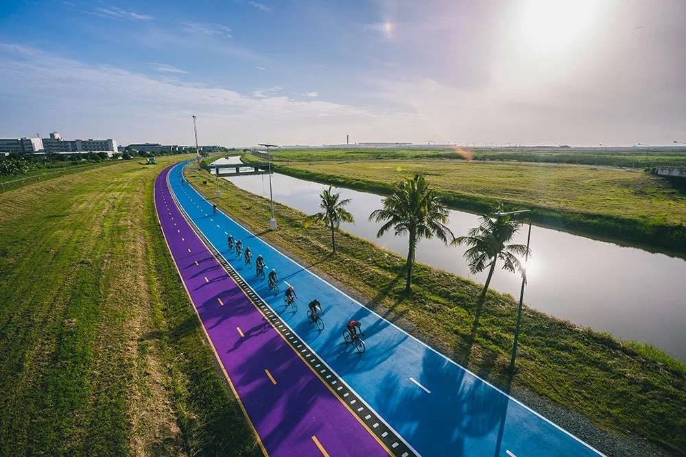 Un aéroport international et une énorme piste cyclable