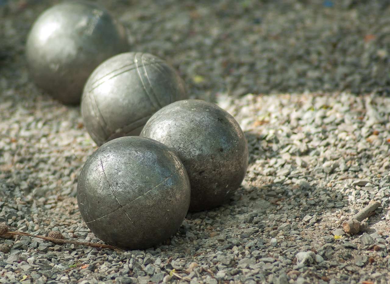 Tu pointes ou tu tires ? La pétanque en Asie du Sud-est