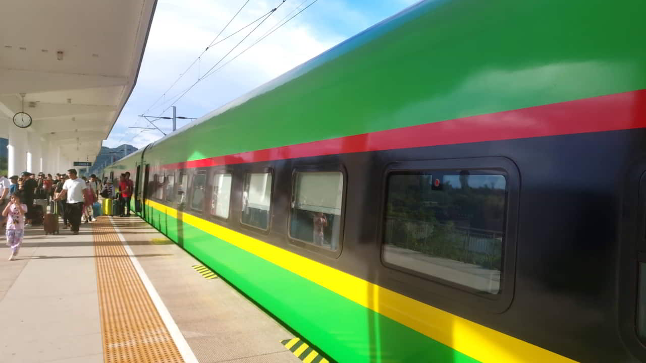 Quai de la gare de Luang Prabang et son emblématique train