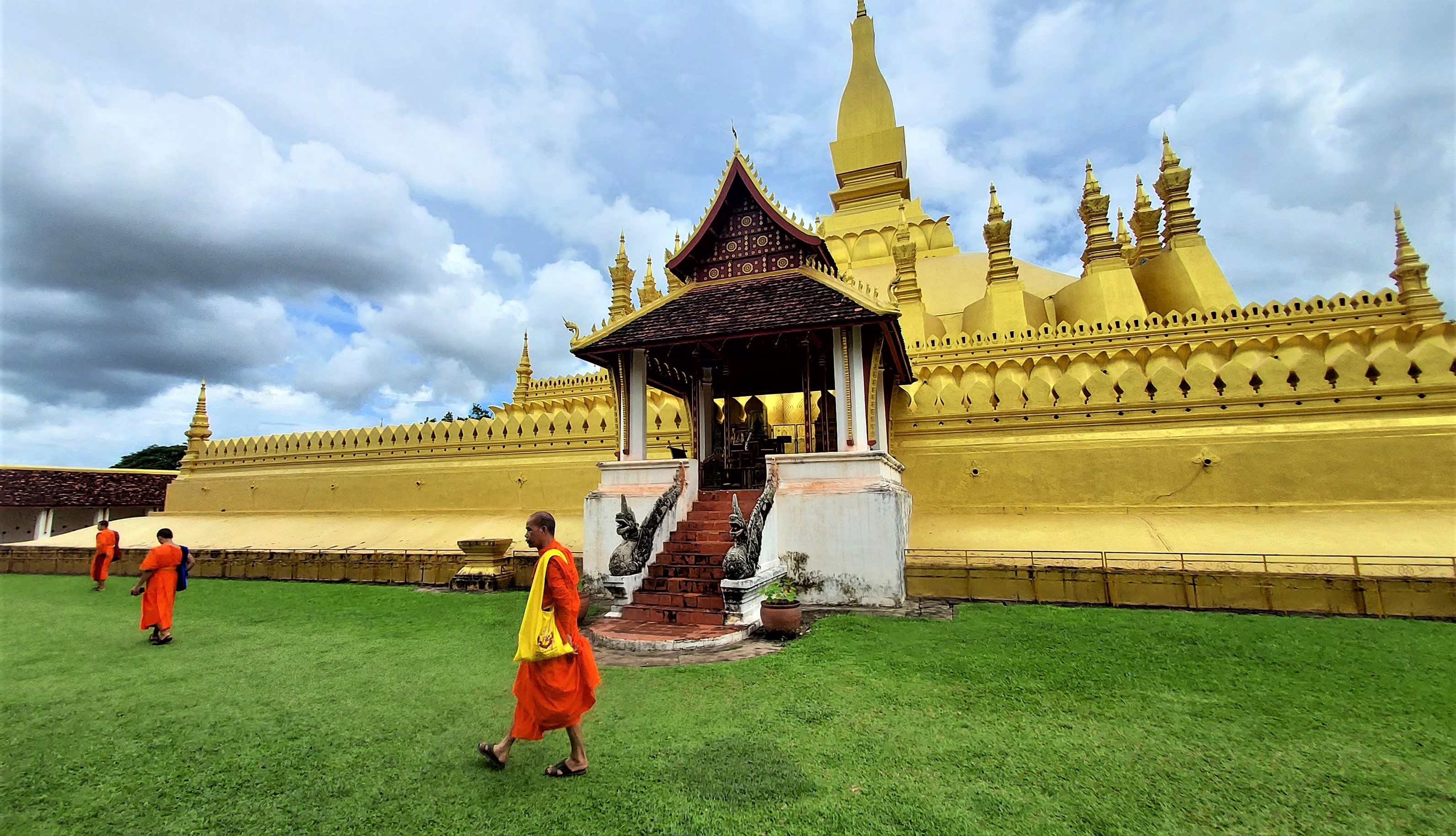 Moines devant l'un des temples emblématiques de Vientiane au Laos