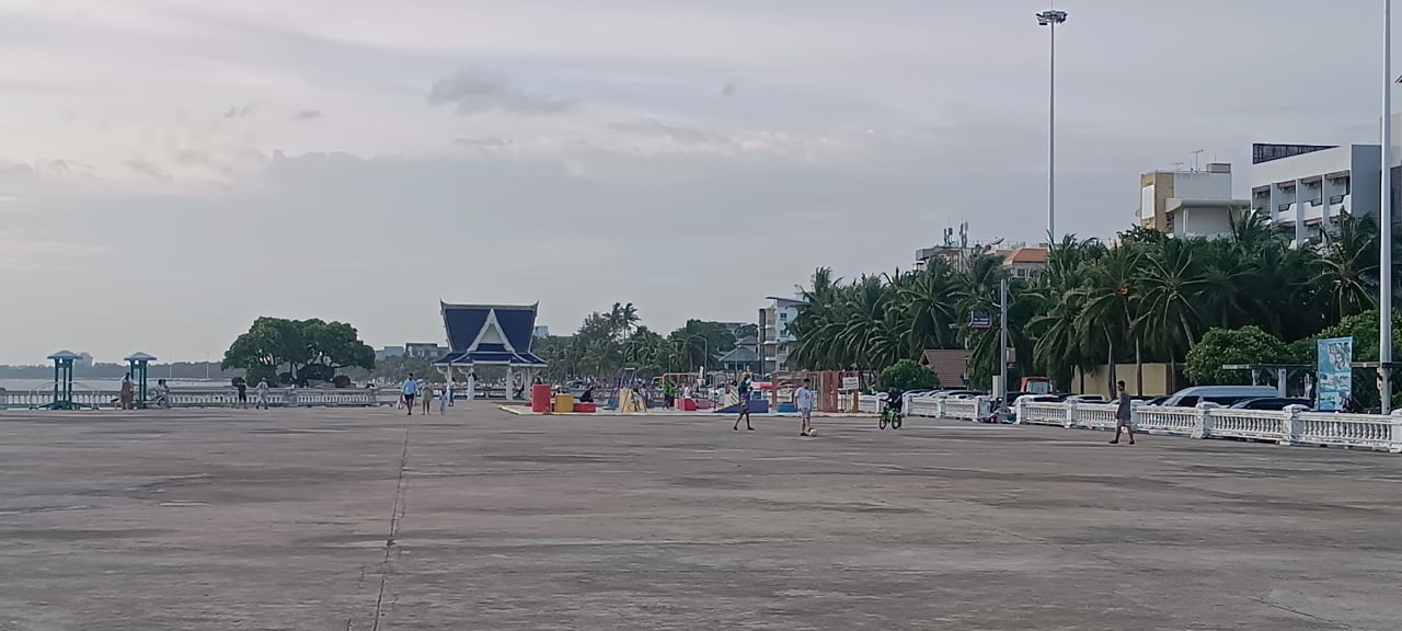 la grande place non loin de la plage de Bang Saen