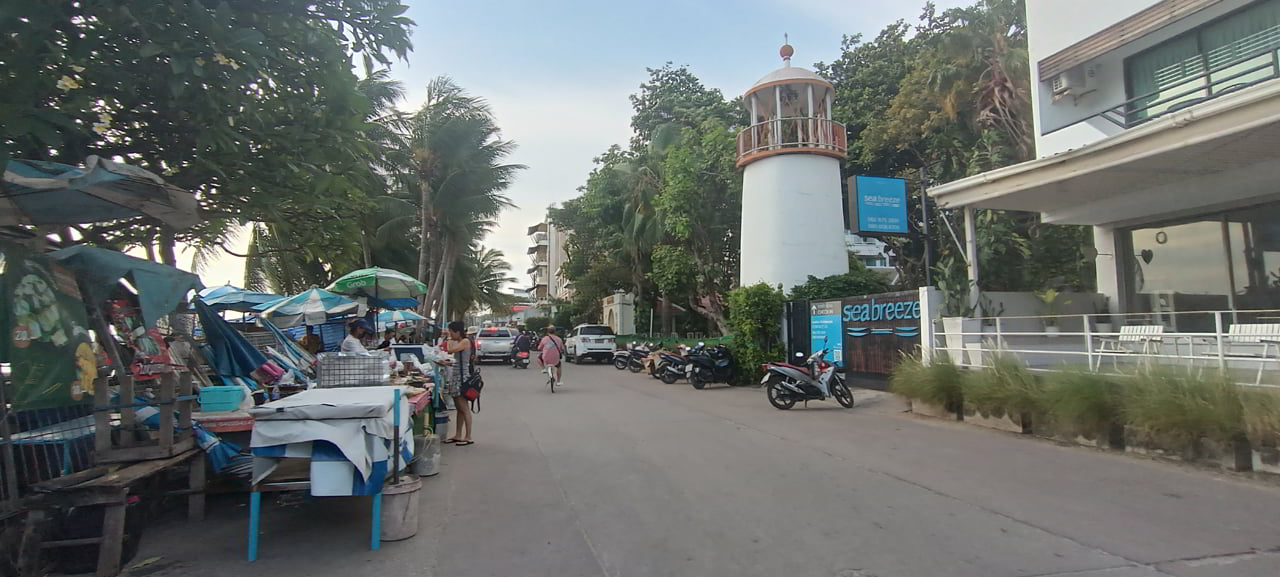 Une des rues longeant la plage de Bang Saen