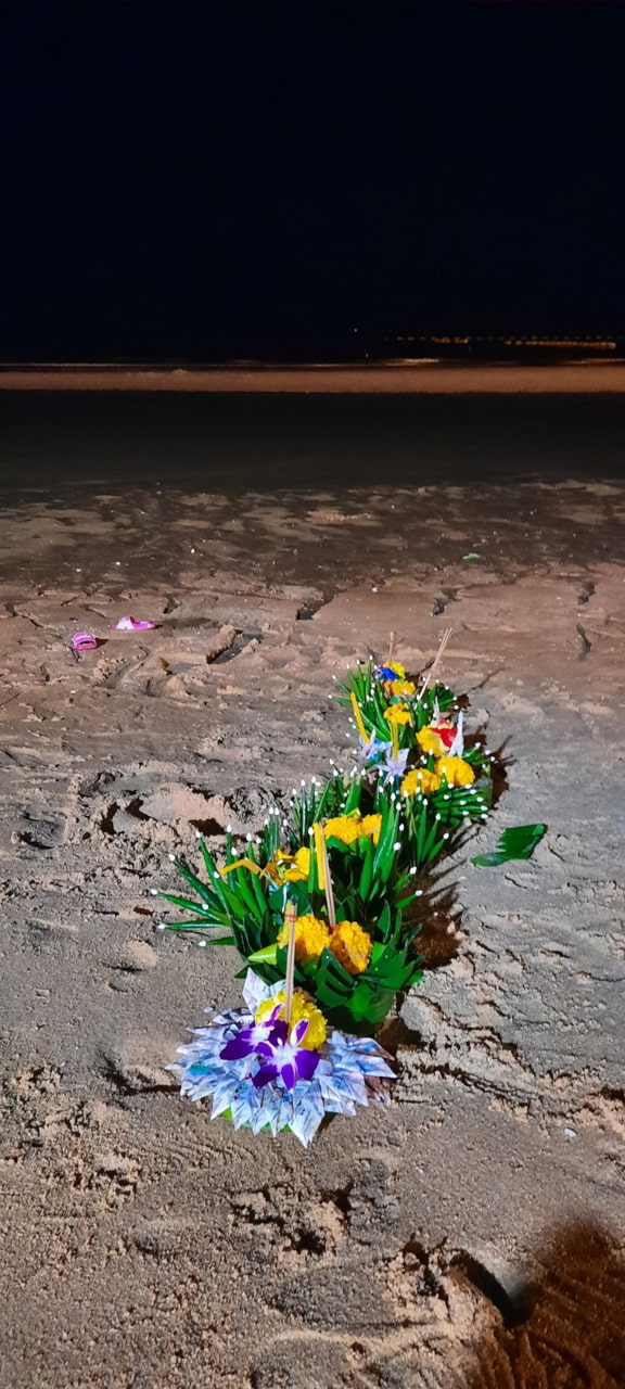 Célébration de Loy Krathong sur la plage de Pattaya, lanternes et krathongs sur la mer.