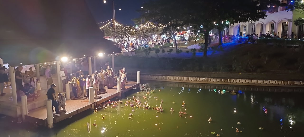 Lanternes et décorations de Loy Krathong à Legend Siam Pattaya