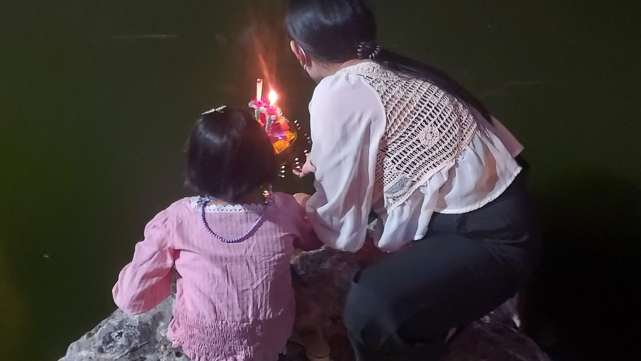 Krathongs flottant sur le lac Map Phrachan au crépuscule