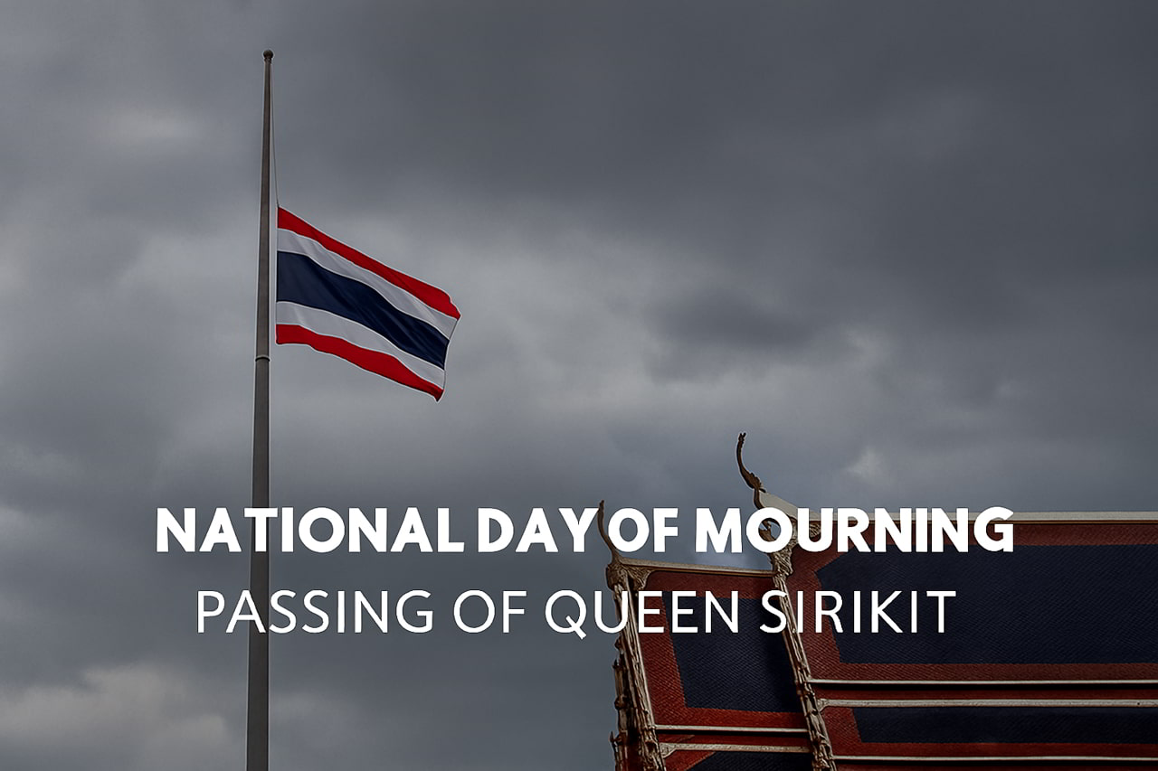 Drapeau thaïlandais en berne en hommage à la Reine Mère Sirikit lors du deuil national