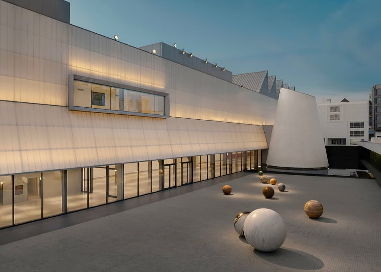 Cour centrale du musée Dib Bangkok ouverte sur le ciel