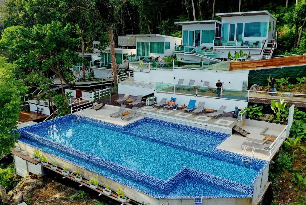 Alunan Resort à Perhentian Kecil, hôtel avec piscine et vue mer