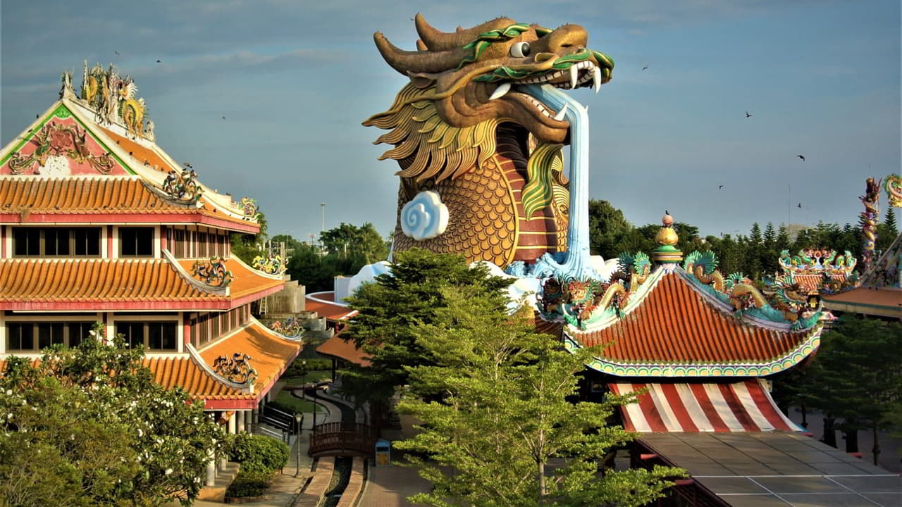 The Giant Dragon Museum dragon géant de Suphan Buri en Thaïlande