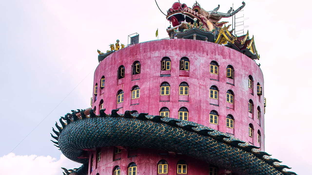 Wat Samphran temple rose entouré d'un dragon géant en Thaïlande