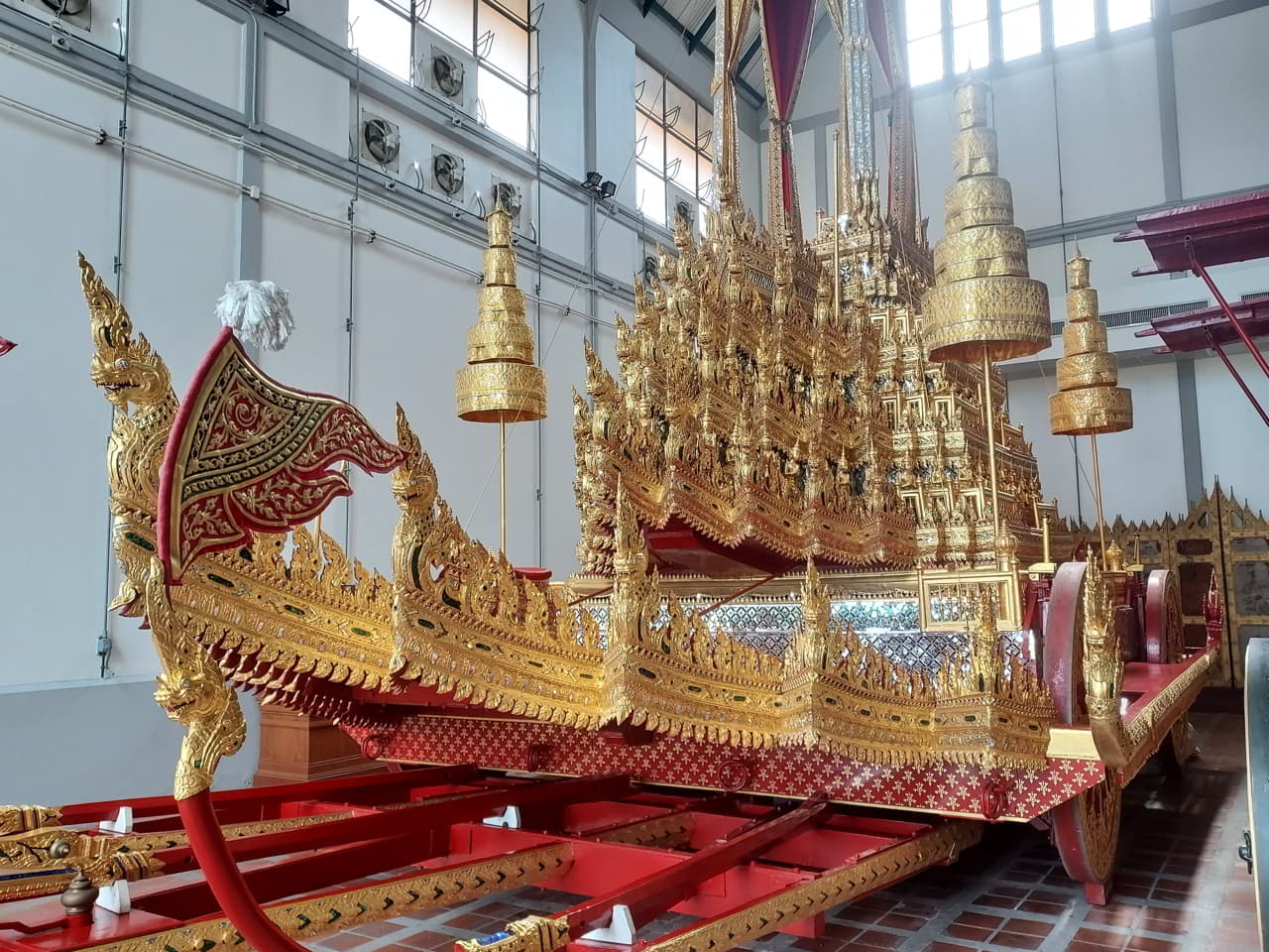 Phra Maha Phichai Ratcharot un des chars royaux restaurés pour la procession