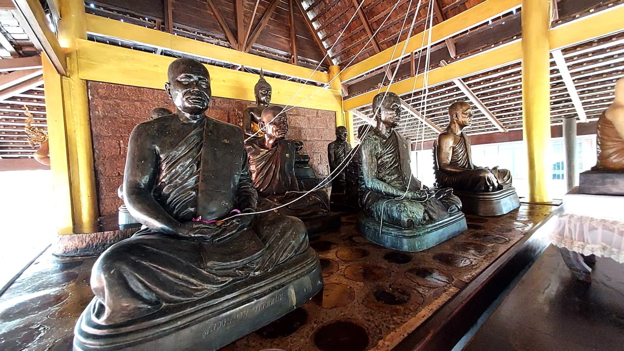 Un des autels du Wat Phu Prao avec des images du Bouddha