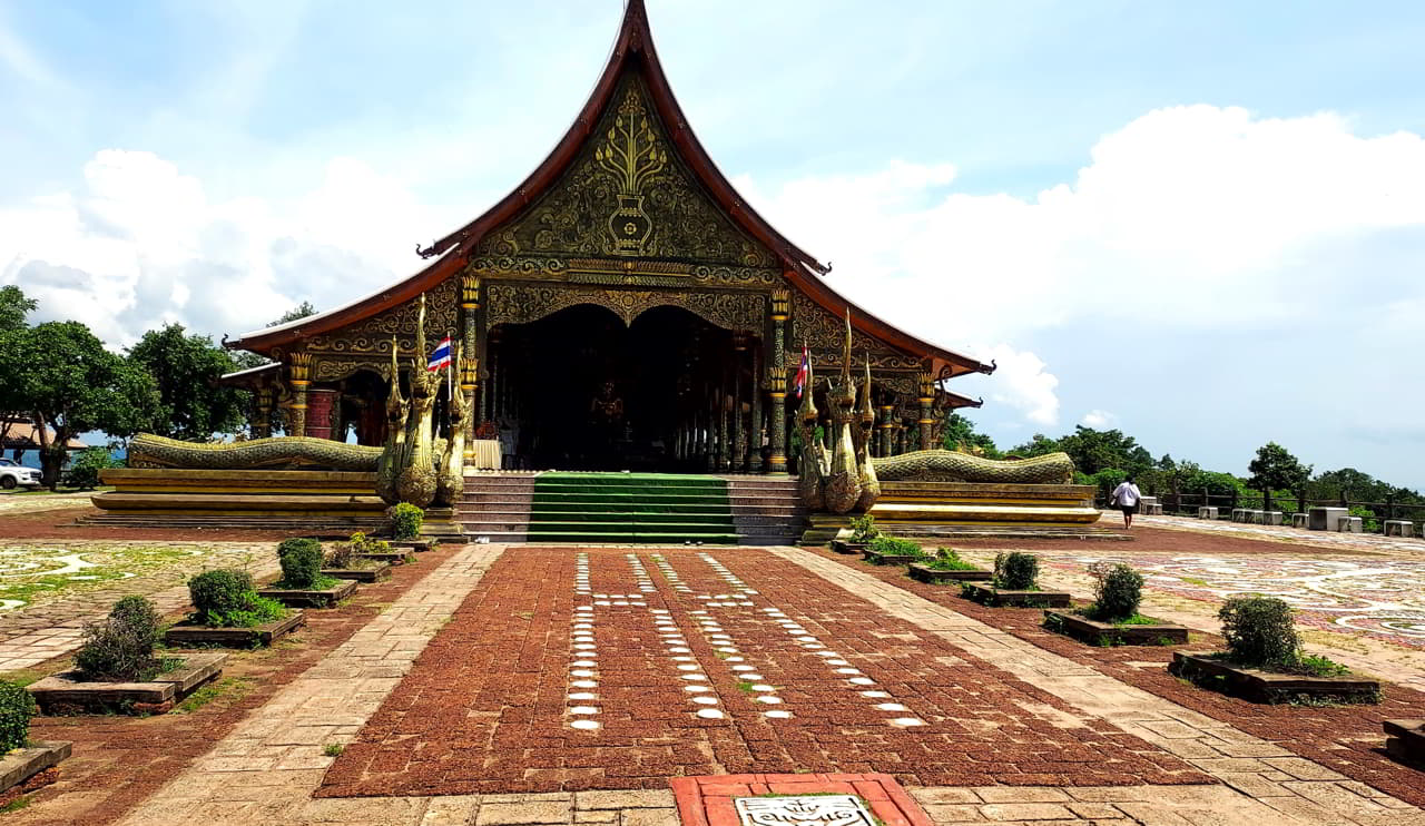 Esplanade du Wat Sirindhorn Wararam : le temple lumineux d’Ubon Ratchathani