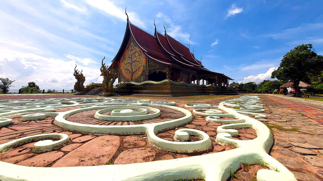 Le sol devant le Wat Sirindhorn Wararam