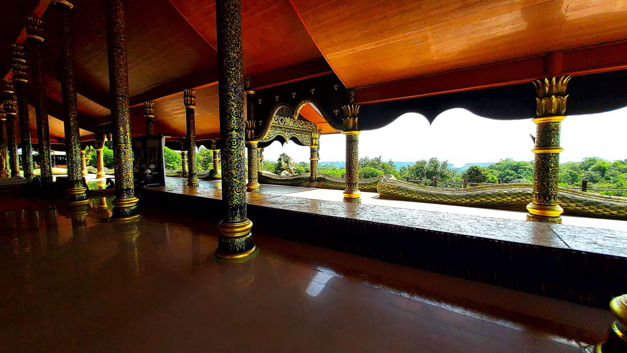 Intérieur du Wat Phu Prao donnant sur la vallée et le Laos voisin