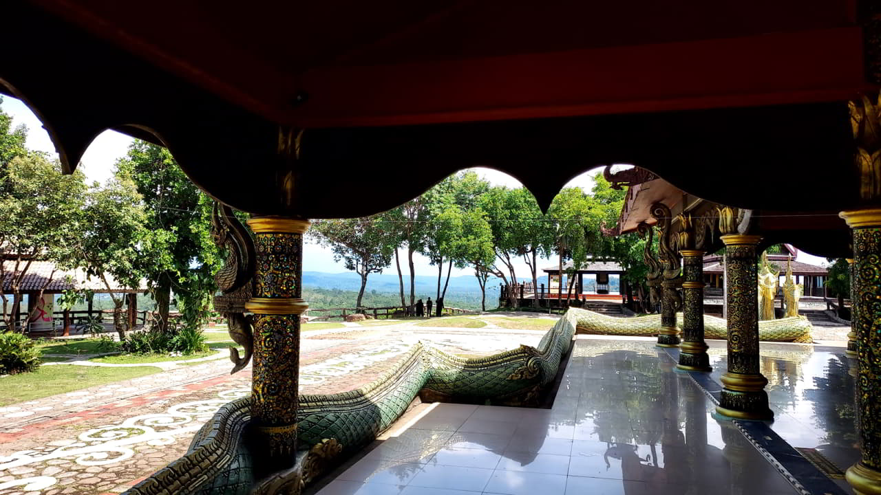 A l'intérieur du temple; le long du Naga au Wat Sirindhorn Wararam