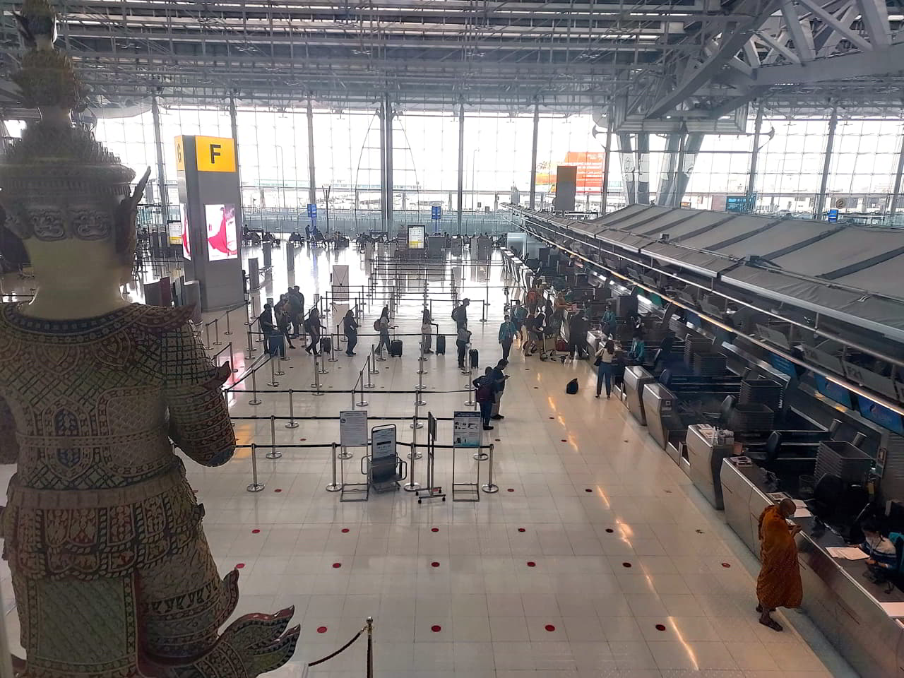 Bangkok aéroport – des passagers à l'aéroport Suvarnabhumi, Thaïlande
