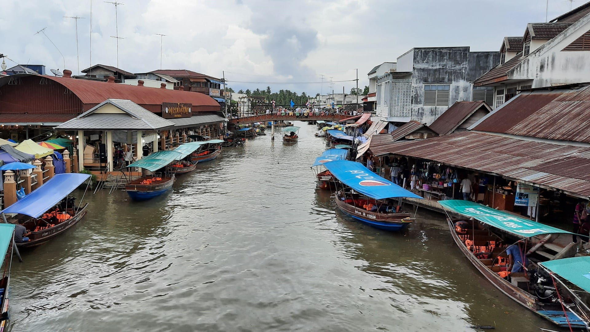 Amphawa : guide complet pour découvrir la ville et son marché flottant